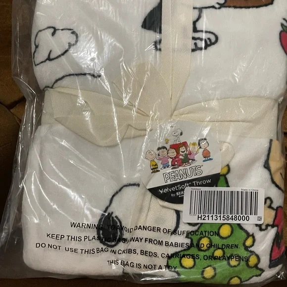 Berkshire Peanuts VelvetSoft Throw Blanket - Halloween/Thanksgiving/Christmas - Picture 2 of 5